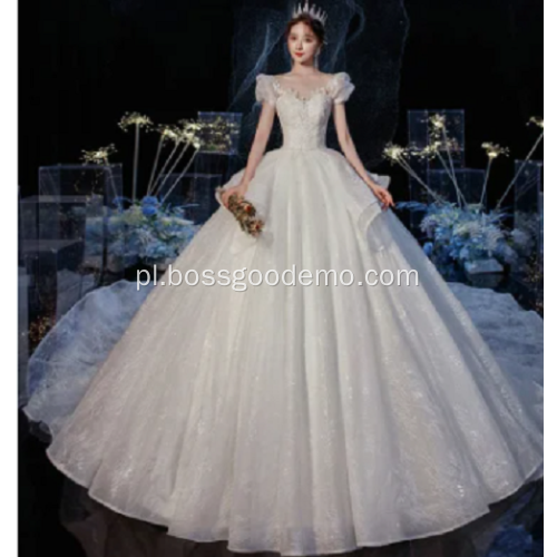 Suknia ślubna z białej koronki z tyłu